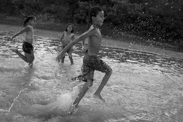 criancas-do-quilombo-da-lapinha-brincando-no-rio-sao-francisco-600x400