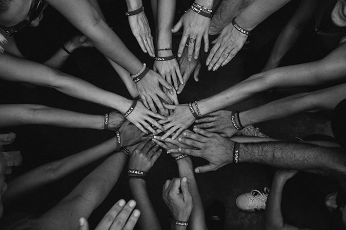 Foto de várias mãos unidas, umas sobre as outras