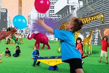 Foto de crianças se divertindo e brincando, com um fundo com desenho de prédios.