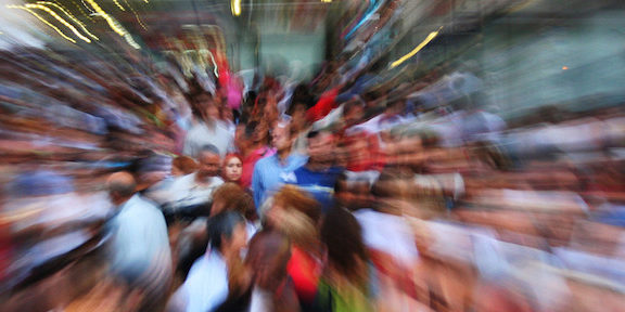 imagem distorcida de uma multidão de pessoas.