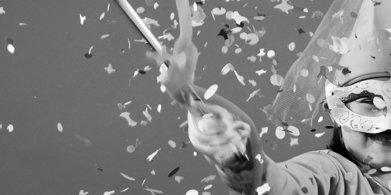 Foto em preto e branco de criança fantasiada de mago