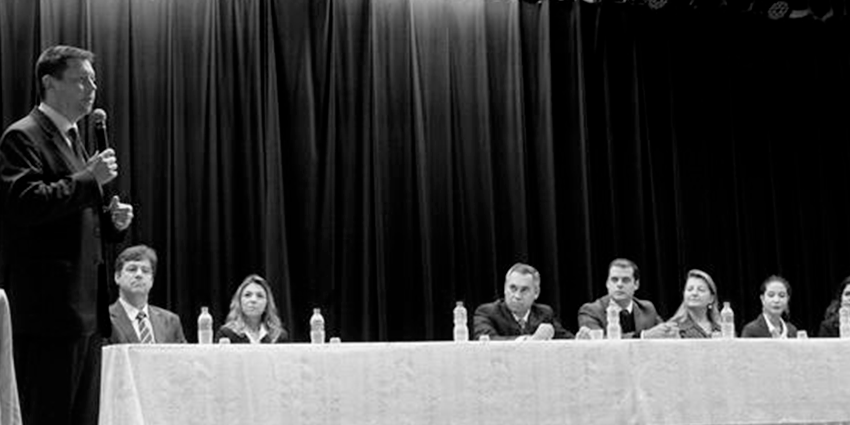 foto em preto e branco do ministro palestrando, no evento primeira infância, no auditório da Universidade Vale do Paraíba.