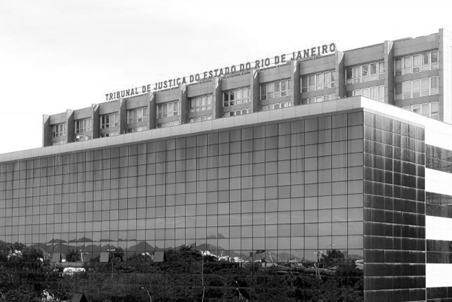 Foto preto e branca de um prédio.