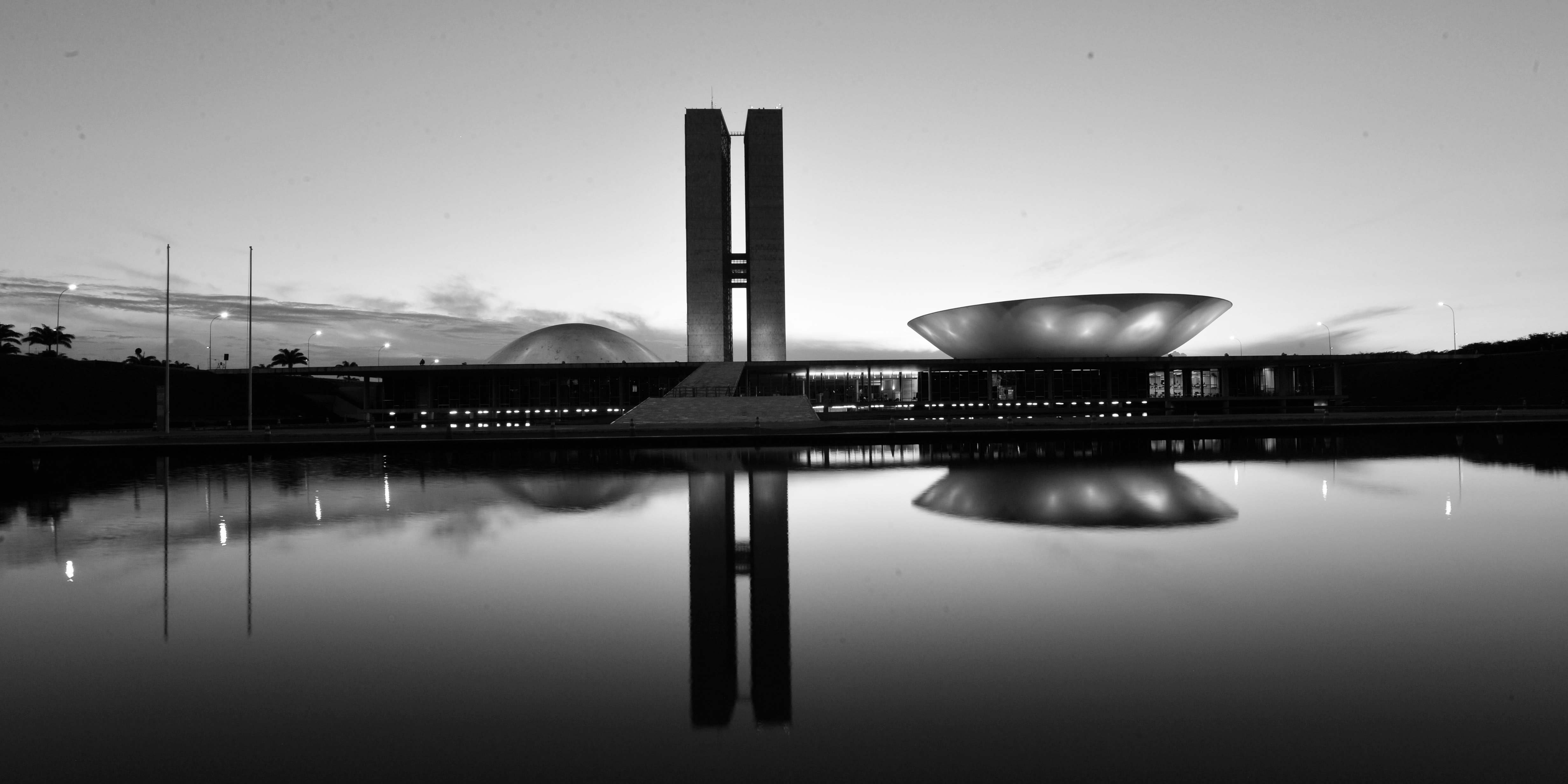 Foto em preto e branco do Congresso Nacional