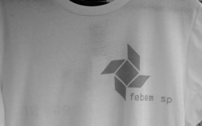 Foto em preto e branco da camiseta da antiga Febem