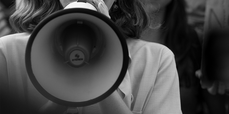 entrevista catarina Foto em preto e branco de criança segurando um megafone