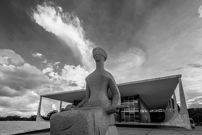 Foto em preto e branco da fachada do STF