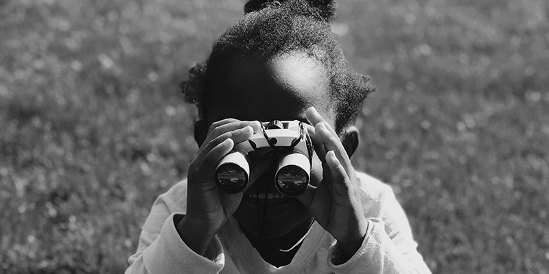 ec95 Foto em preto e branco de menina com binóculos
