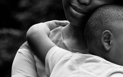 Foto em preto e branco de mãe e criança negra abraçadas