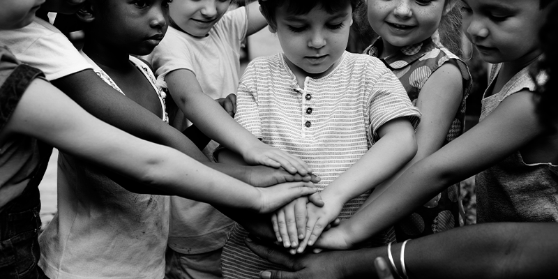 Foto em preto e branco de crianças dando as mãos