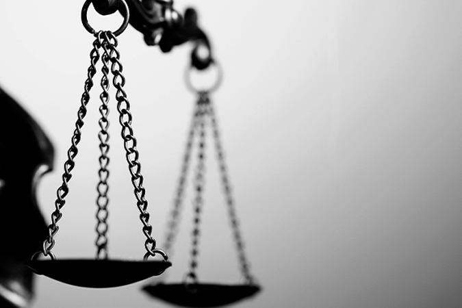 Foto em preto e branco mostra balança da justiça