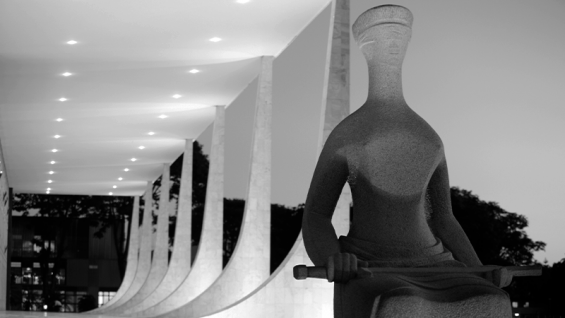 Notícias Foto em preto e branco mostra fachada do STF