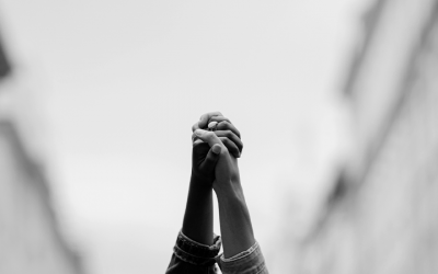 Foto em preto e branco mostra duas mãos unidas