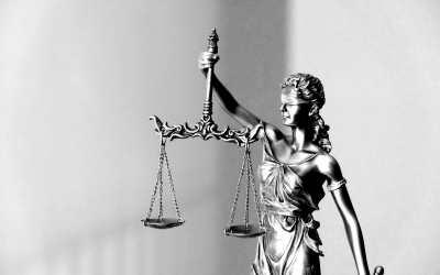 Foto em preto e branco mostra estátua da justiça