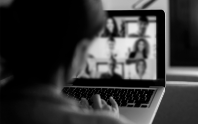 Foto em preto e branco mostra jovem em frente ao computador representando adolescente em uma audiência por videoconferência